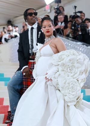 Rihanna is more than 2 hours late, still becoming the most prominent focus on the Met Gala red carpet 6