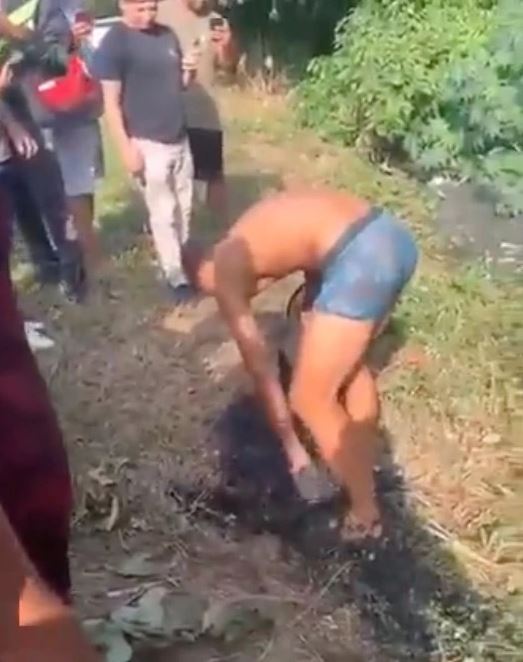 Man dives into the drain to rescue dropped iPhone 12 1