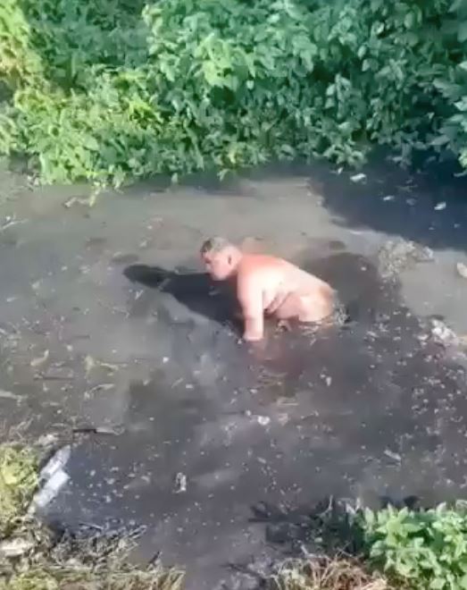 Man dives into the drain to rescue dropped iPhone 12 4