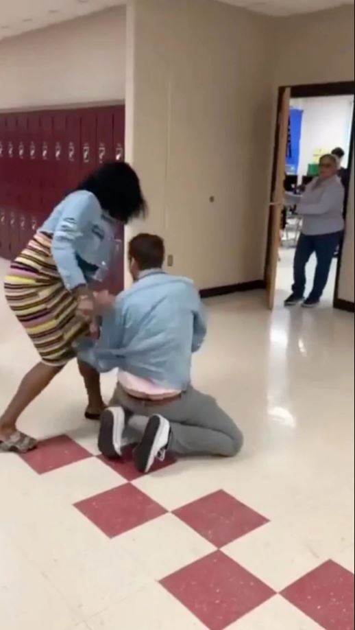 Shocking moment: A high school girl pepper-sprayed the teacher after her phone was confiscated in class 2 Shocking moment: A high school girl pepper-sprayed the teacher after her phone was confiscated in class 2