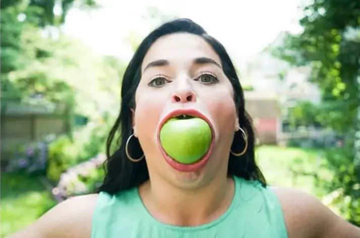 The woman with the widest mouth in the world earns $13,500 every time on TikTok 2