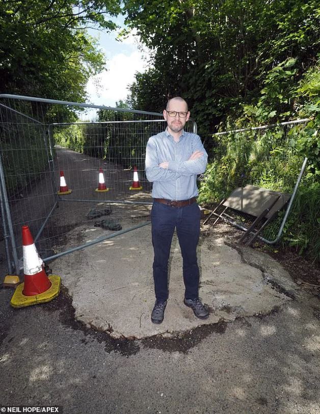 Highway officials searching for mystery motorist who filled huge pothole with concrete 4