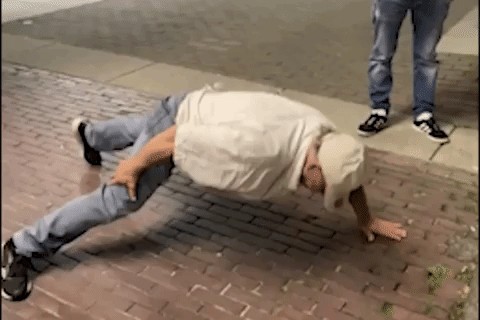 Elderly gentleman's astounding one-arm push-ups overwhelm young challenger 2