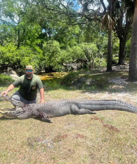 Florida man's dramatic battle with alligator to protect his furry companion 1