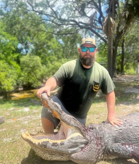 Florida man's dramatic battle with alligator to protect his furry companion 2