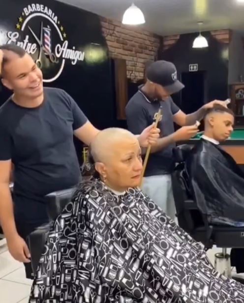 Internet in tears as barber shaves head in support of mother's cancer battle 1
