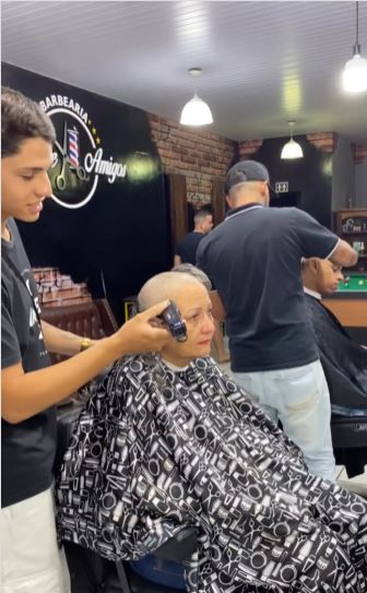 Internet in tears as barber shaves head in support of mother's cancer battle 2