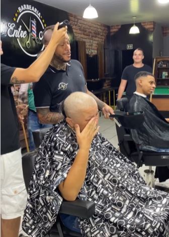 Internet in tears as barber shaves head in support of mother's cancer battle 4