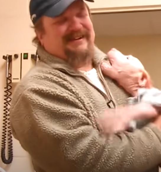Man returns to adopt the dog he rescued, filling the pup's heart with happiness 4