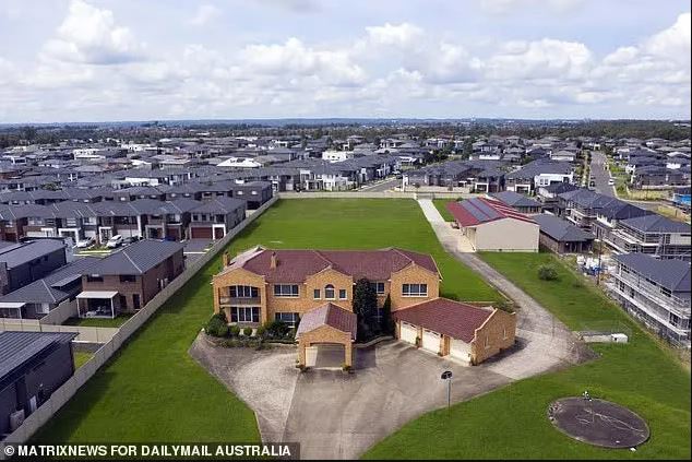 The 'stubborn' house, located in the middle of the big project, adamantly refuses to be relocated 2