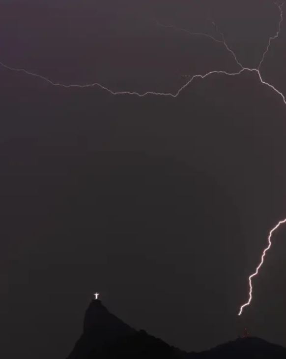 Breathtaking lightning strikes 125ft Christ the Redeemer statue in Brazil 1