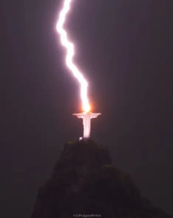 Breathtaking lightning strikes 125ft Christ the Redeemer statue in Brazil 2