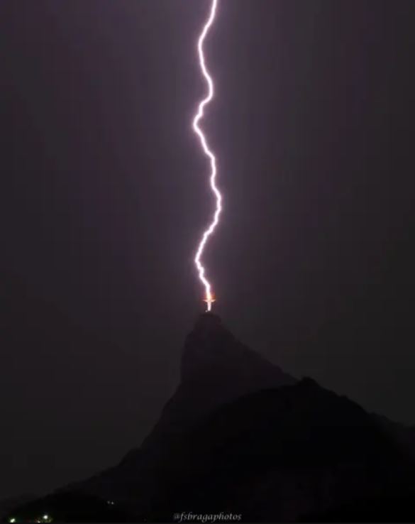 Breathtaking lightning strikes 125ft Christ the Redeemer statue in Brazil 3