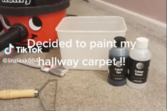 The woman painted her carpet black, people say it looks 'smoke damaged' 1