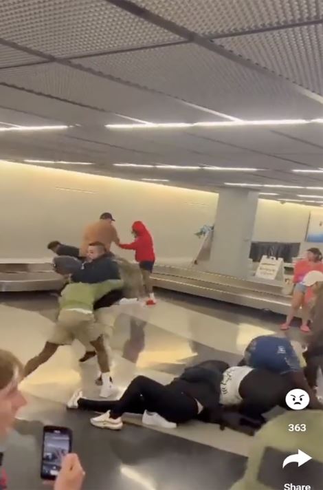 Shocking moment as a fight erupts among travelers at the baggage claim 4