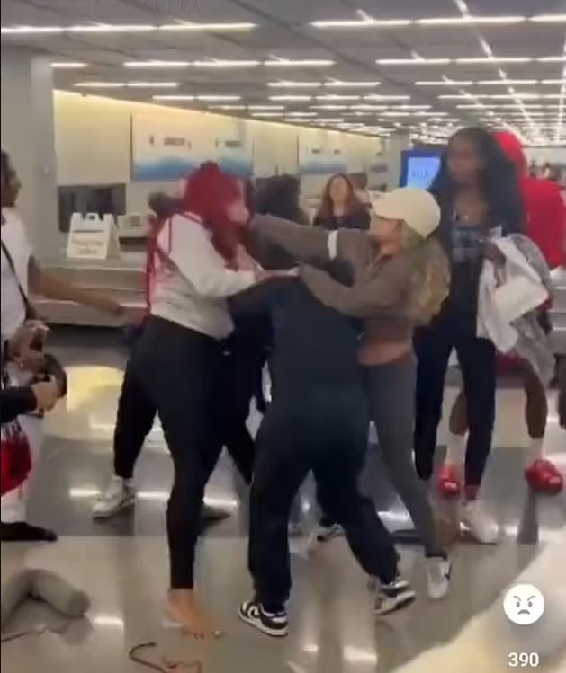 Shocking moment as a fight erupts among travelers at the baggage claim 3