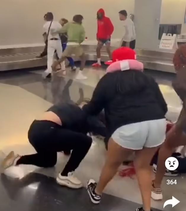 Shocking moment as a fight erupts among travelers at the baggage claim 2