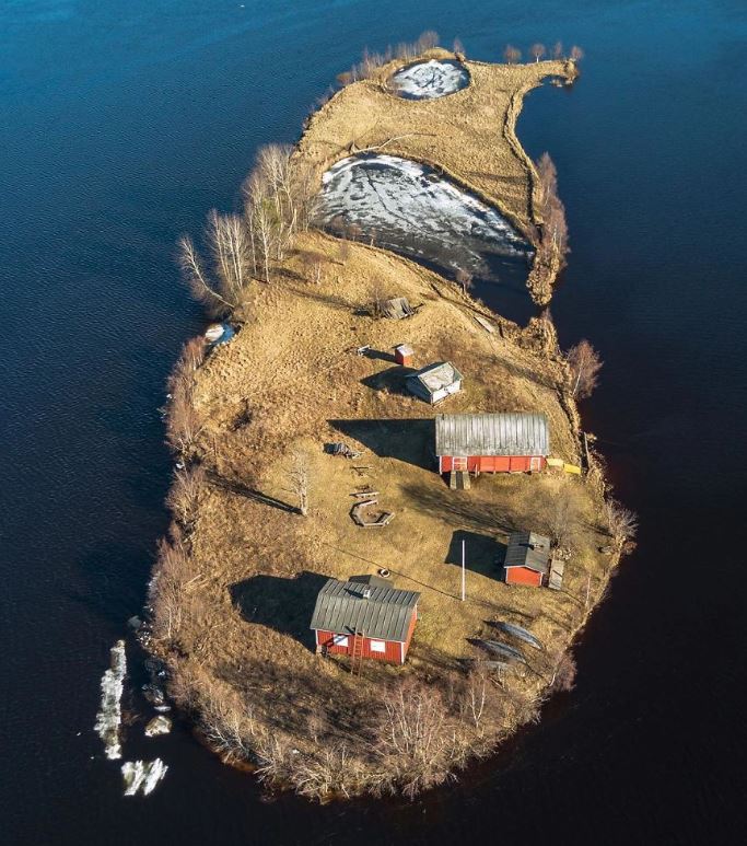 The magic of nature: This small island changes its 'look' with the seasons 3