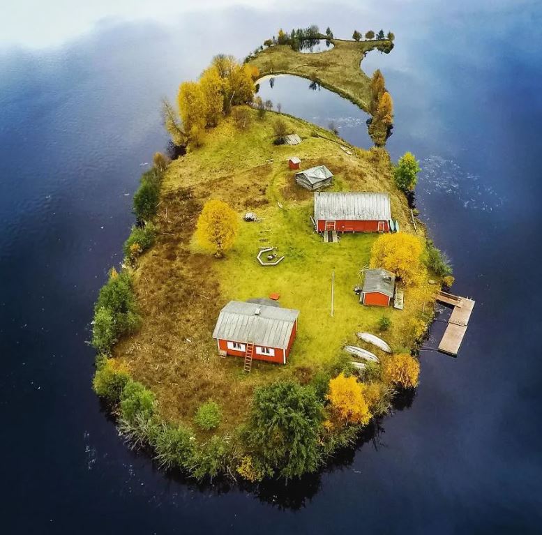 The magic of nature: This small island changes its 'look' with the seasons 5