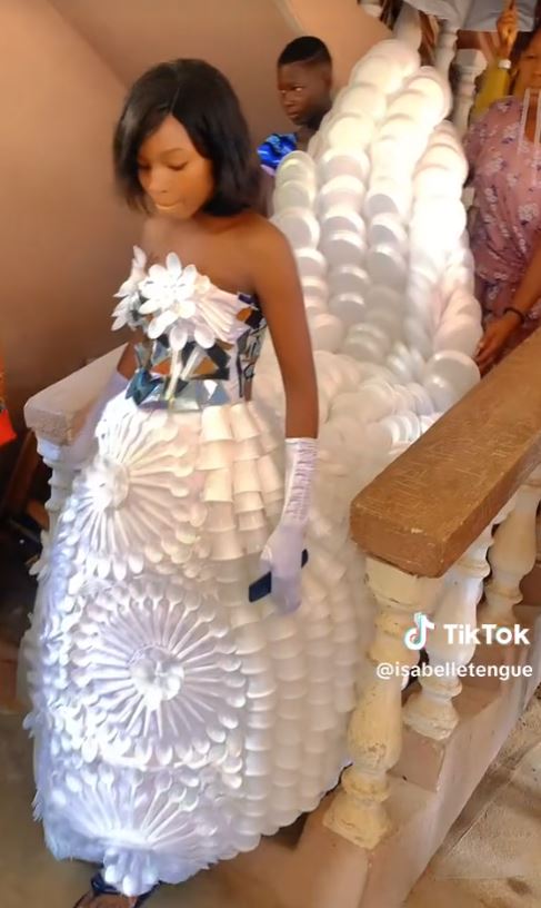 Unconventional wedding dress made of plastic cups and plates brings tiktok users to surprise with its creativity 2