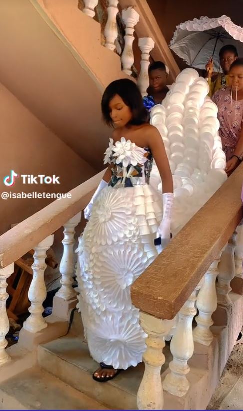 Unconventional wedding dress made of plastic cups and plates brings tiktok users to surprise with its creativity 3