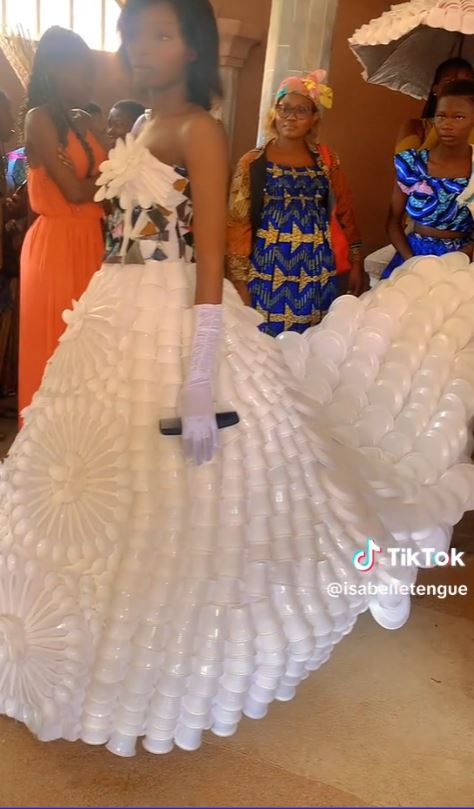 Unconventional wedding dress made of plastic cups and plates brings tiktok users to surprise with its creativity 4