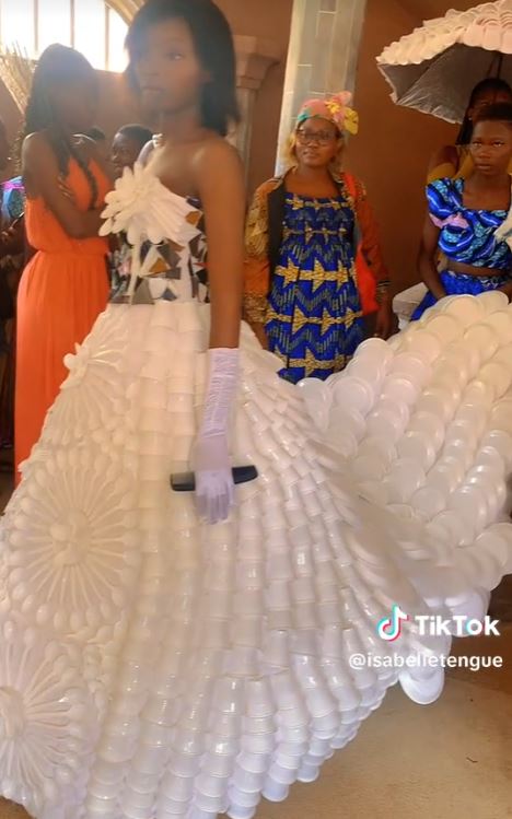Unconventional wedding dress made of plastic cups and plates brings tiktok users to surprise with its creativity 5