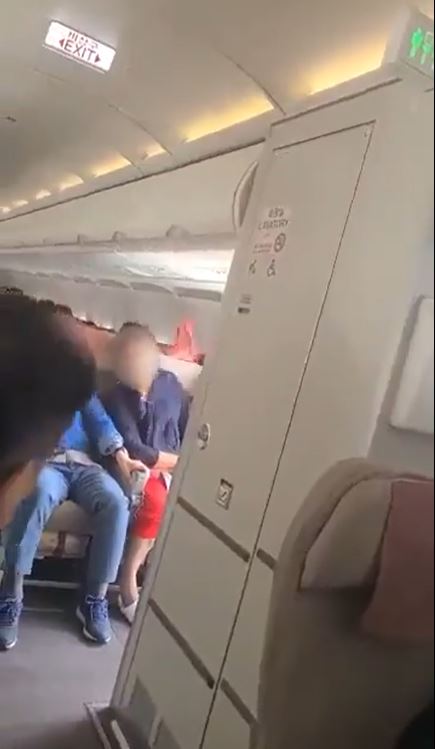 The man opened the airplane emergency exit door mid-flight in South Korea, 12 passengers were sent to the hospital 3