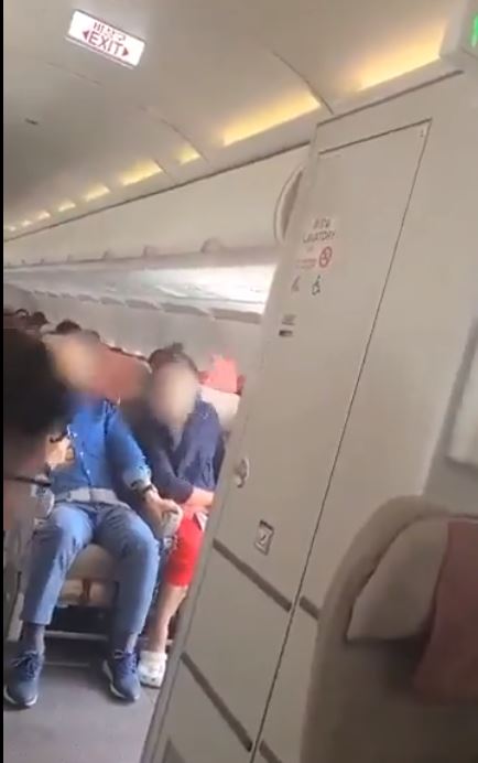 The man opened the airplane emergency exit door mid-flight in South Korea, 12 passengers were sent to the hospital 4