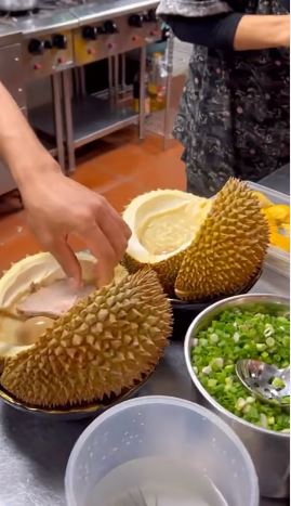 This durian ramen Japanese restaurant is incredibly interesting! Are you brave enough to try it? 3