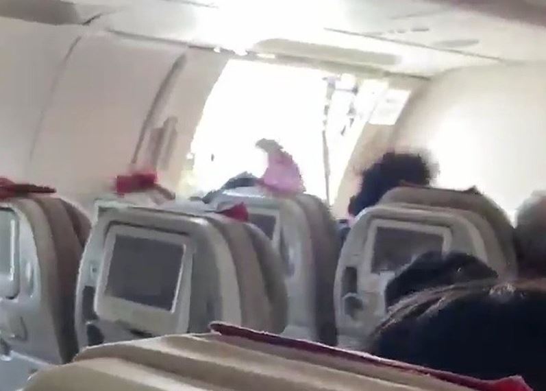 A Stewardess blocked the door of the plane 200 meters above the ground, causing a sensation 1