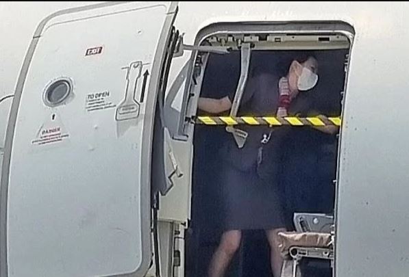 A Stewardess blocked the door of the plane 200 meters above the ground, causing a sensation 3
