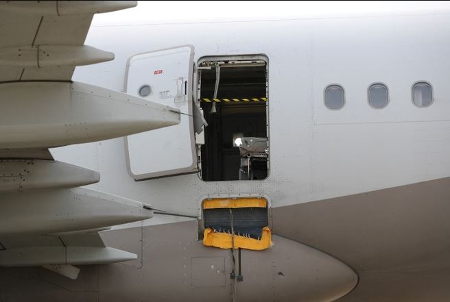 A Stewardess blocked the door of the plane 200 meters above the ground, causing a sensation 4