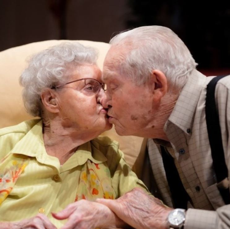 Couple who loved from age 19 until their final breath after 80 years together 1