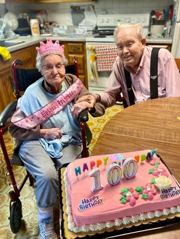 Couple who loved from age 19 until their final breath after 80 years together 3