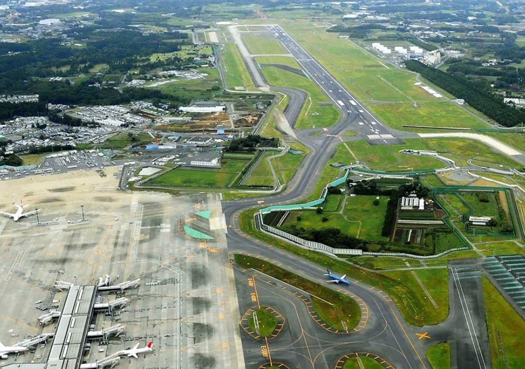 Man lives in the middle of the airport and refuses to move 2