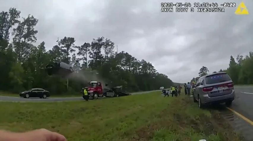 Car launches off tow truck ramp in Florida, soars 36m down the highway 4