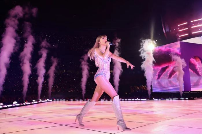 Taylor Swift fan tries to sell dried-up contact lenses for $10,000 to those who have seen Taylor Swift's 'Eras Tour 1