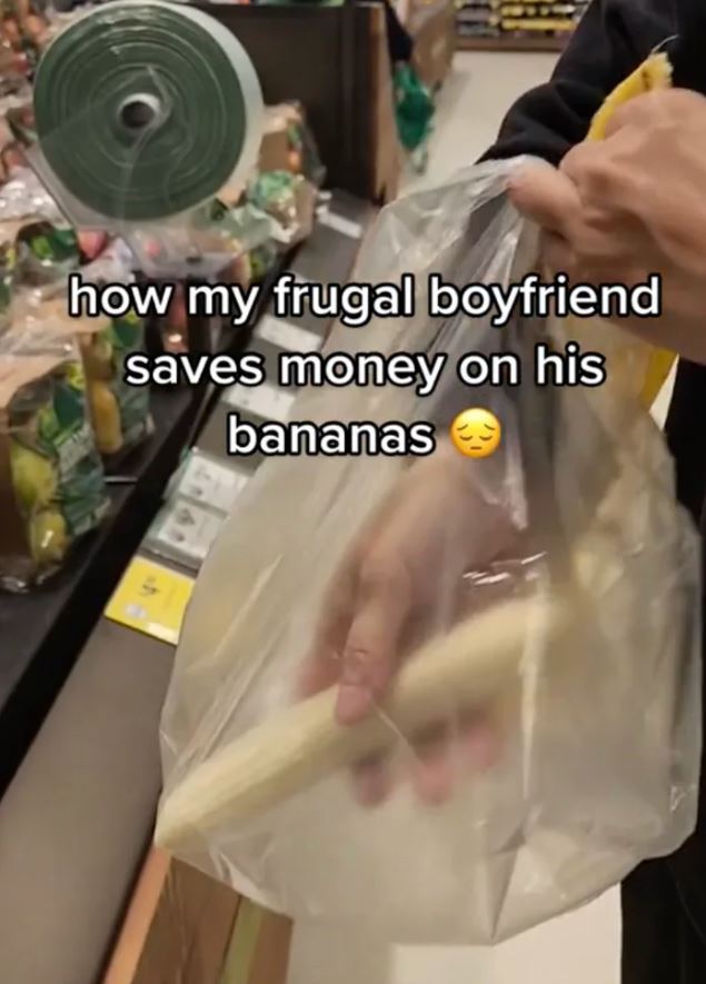 Man peels bananas before weighing them at grocery to save money 4