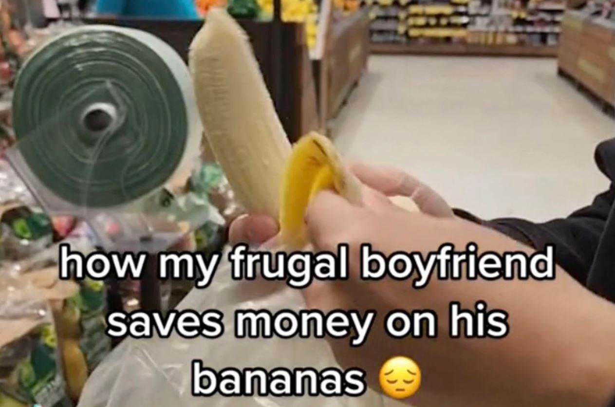 Man peels bananas before weighing them at grocery to save money 1