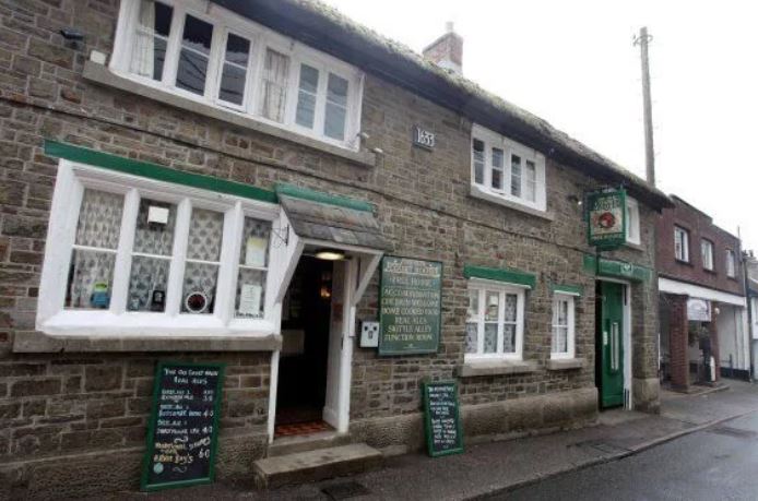 Bow-tie-clad duck enters pub, drinks pint, fights dog and loses 2