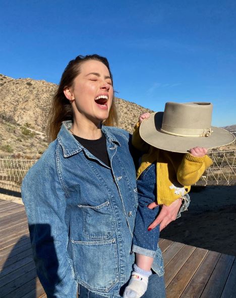 Amber Heard and her daughter are now enjoying a happy life in a new country, leaving Hollywood behind 3