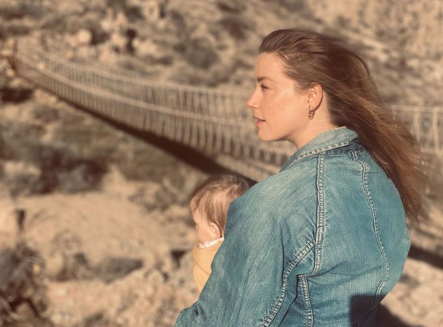 Amber Heard and her daughter are now enjoying a happy life in a new country, leaving Hollywood behind 5