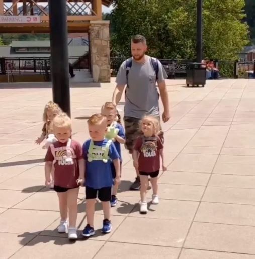 'They are not dogs' Dad sparks online debate after using leash to take his five-year-old quintuplets for a walk 2