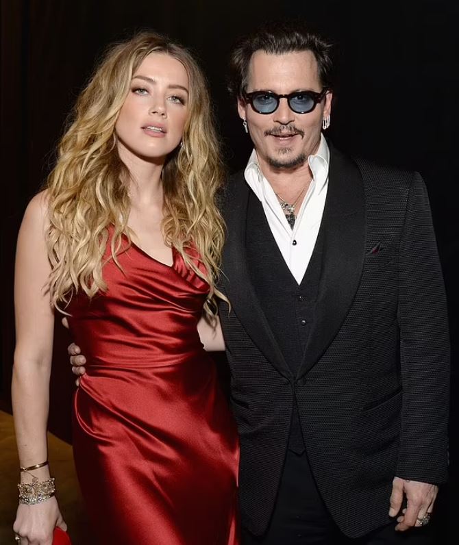 Amber Heard smiles as for the first time after paying $1 million in her legal settlement with Johnny Depp 4