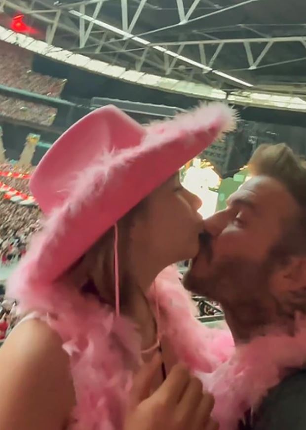 David Beckham shares sweet clip kissing daughter Harper on the lip, stirs strong feelings online 3