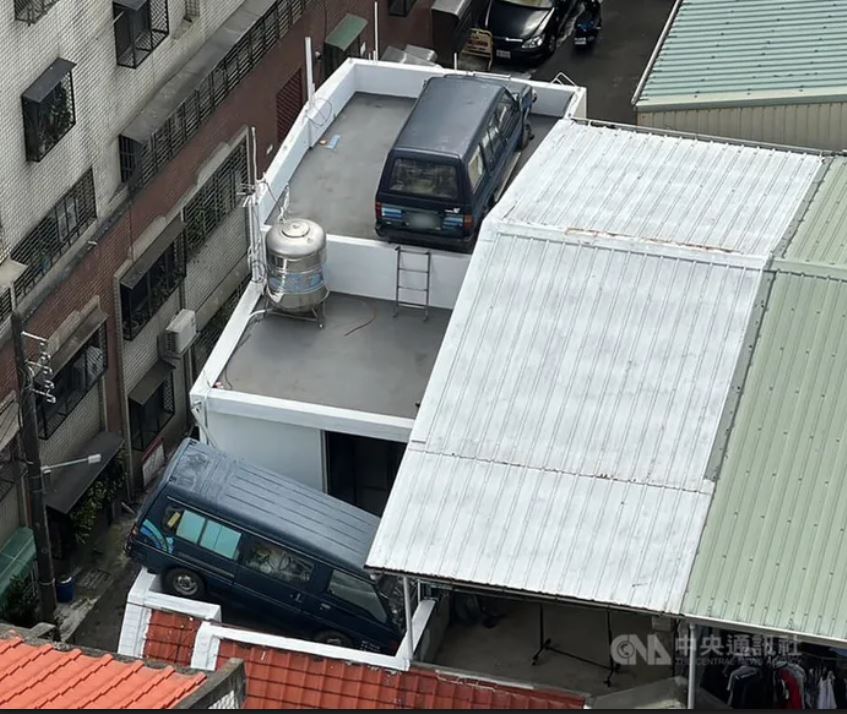 Man parks vans on roof of apartment building to avoid parking fines 1