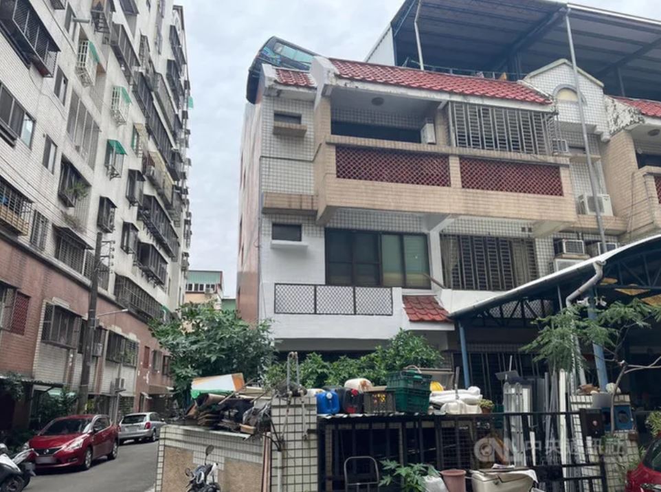 Man parks vans on roof of apartment building to avoid parking fines 2