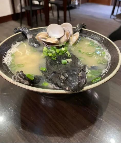 Restaurant offers ramen with whole unpeeled frog on top, citizens baffled 1