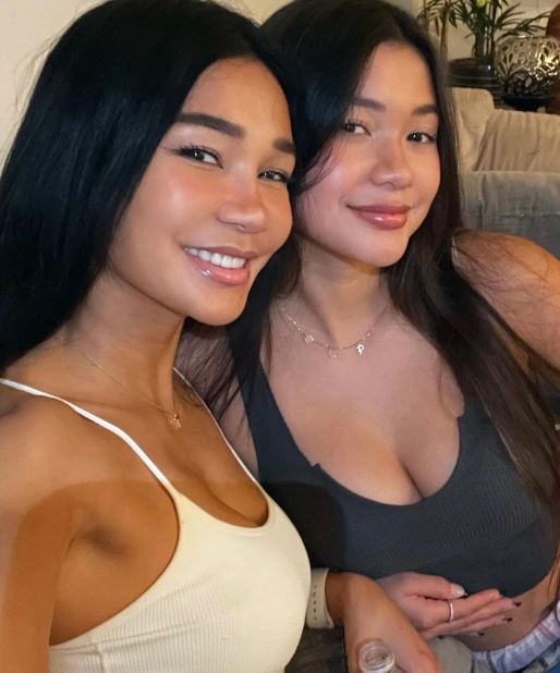 Mother, 45, looks identical to 20-year-old daughter, drives people mesmerizing with youthful looks 3